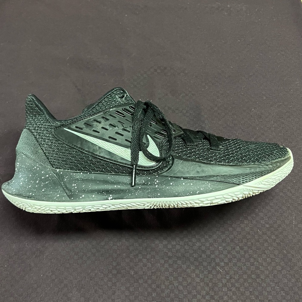 Nike Kyrie 2 Low 'Black Metallic Silver' men’s size 11.5